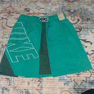 NEW Women’s medium Nike track skirt